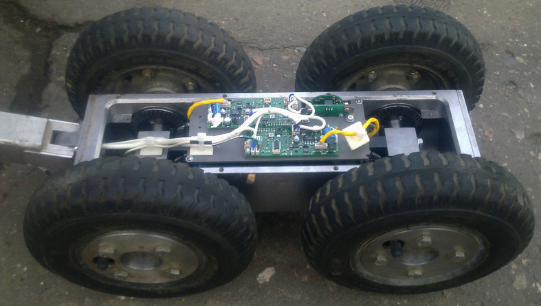 Взгляд вовнутрь колесного модуля телеинспекционного робота. Чтобы вся эта «начинка» не сгорела при погружении робота в воду, перед телеинспекцией в робот закачивают азот.